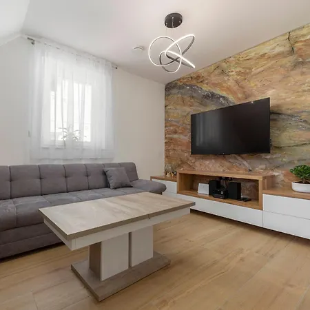 Apartma Pri Jakobu 포스토이나